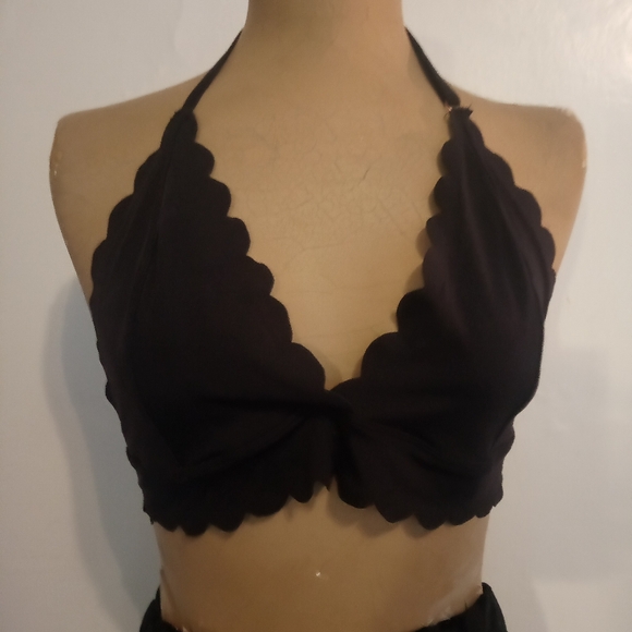 OUT FROM UNDER x URBAN OUTFITTERS Ayden Scallop Triangle Bra - Picture 1 of 4